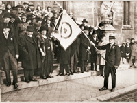 Делегаты Первой международной конференции в Брюгге (Бельгия) со Знаменем Мира, украшенным лентами, символизирующими цвета Брюгге. Сентябрь, 1931 г.