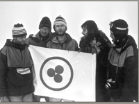 Участники группы экспедиции «Арктика-89» со Знаменем Мира на Северном полюсе. Слева направо: С.Печенегов, Я.Егоров, В.Лошиц, Ф.Конюхов, А.Вихристюк. 6 мая 1989 г.