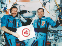 Космонавты А.Баландин и Г.Стрекалов со Знаменем Мира на борту орбитального пилотируемого комплекса «Мир». 1990г.