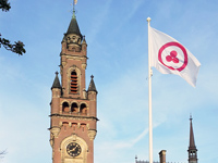Знамя Мира над Дворцом Мира в Гааге. Нидерланды. 15 апреля 2014 г.